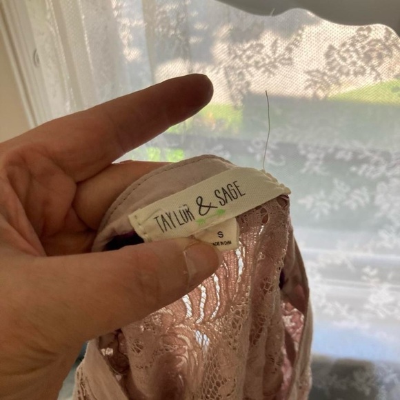 Pink Lace Dress V Neck and Long sleeves Taylor & Sage S - Picture 3 of 3